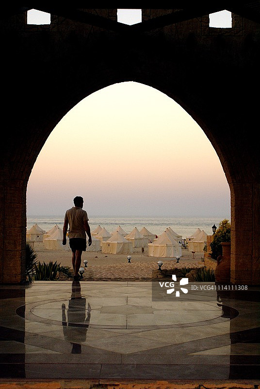 观看日落营地图片素材