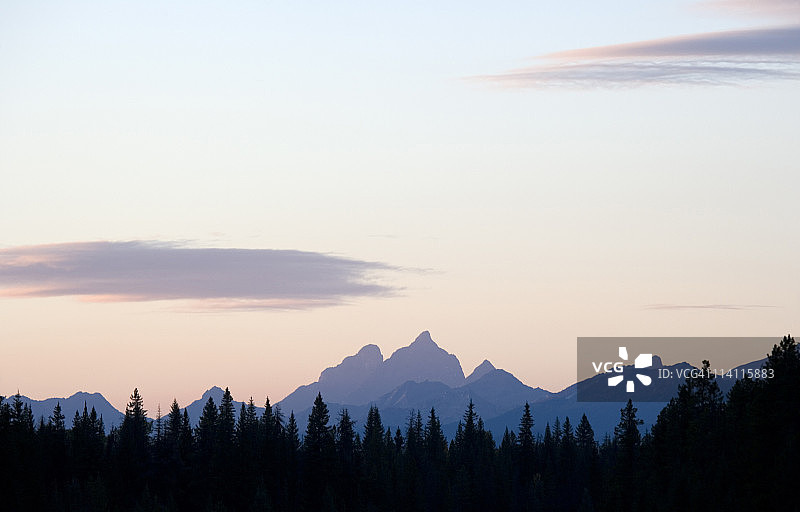 日落下的加拿大落基山脉图片素材