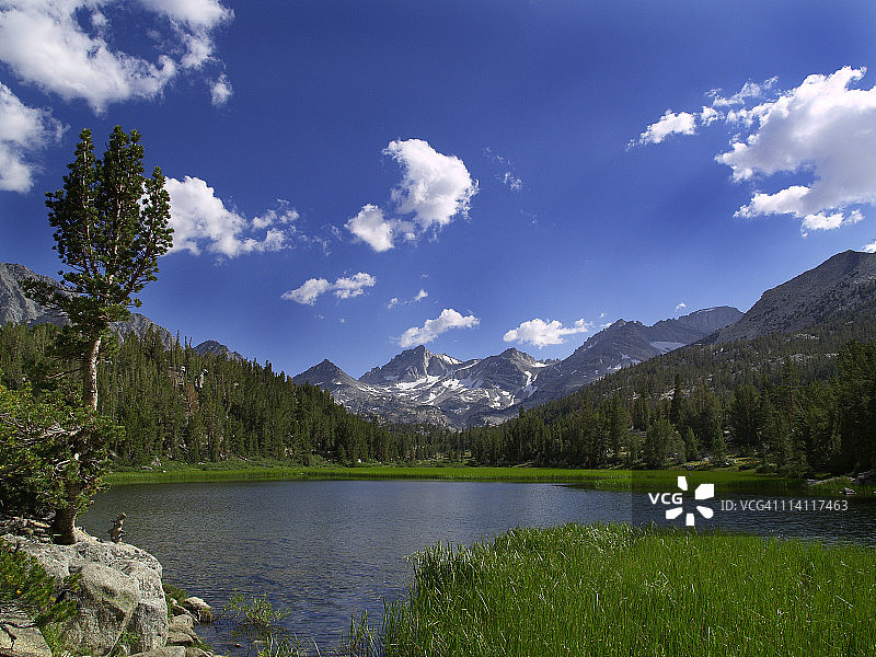 内华达山脉东部的心湖图片素材