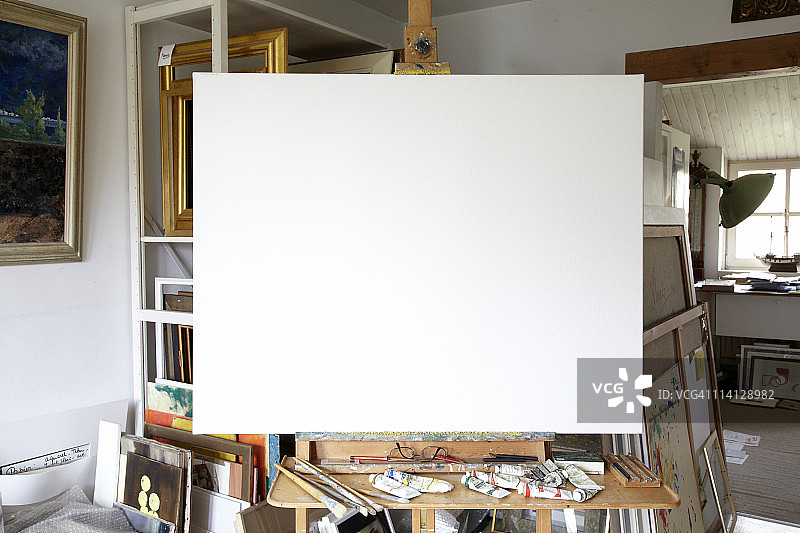 艺术家工作室里的空白画布图片素材