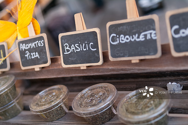 市场摊位上展示的普罗旺斯香草图片素材