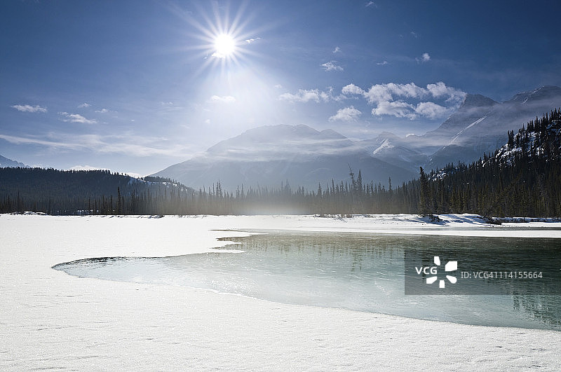 阳光照耀在落基山脉图片素材