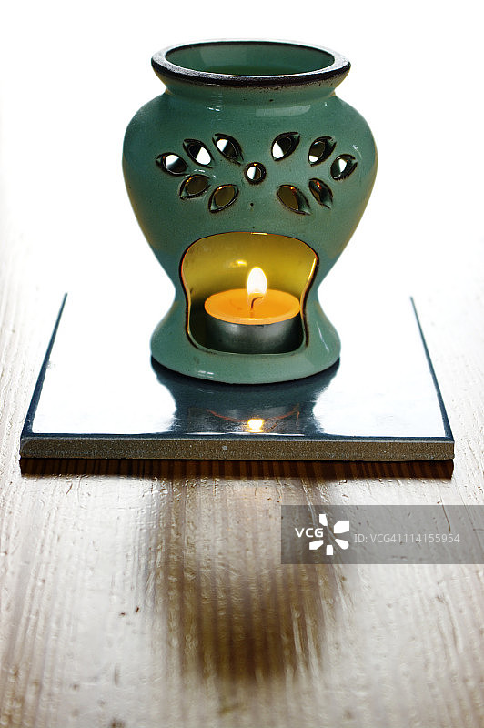 木桌上的香薰精油炉图片素材