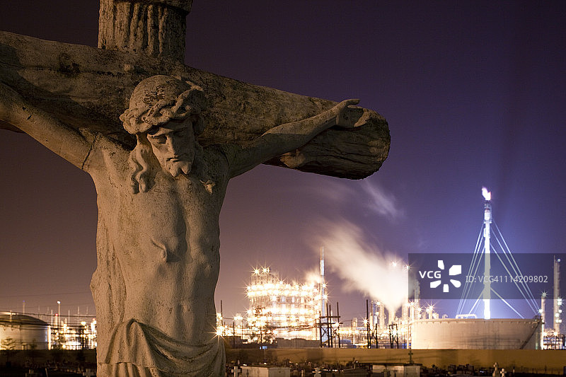 路易斯安那州的耶稣受难像和石化工厂图片素材