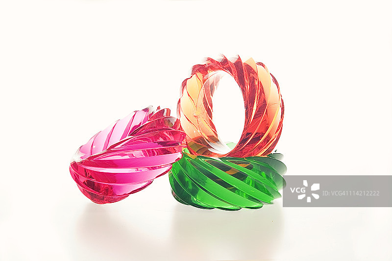 色彩鲜艳的复古胶木手镯图片素材