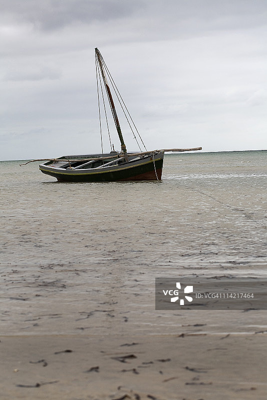 莫桑比克维兰库洛斯海滩上的系泊单桅帆船图片素材