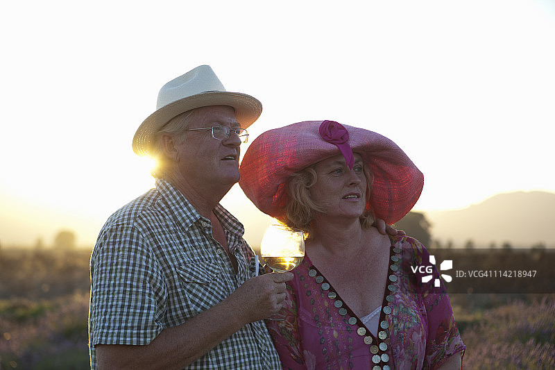 情侣观看日落图片素材