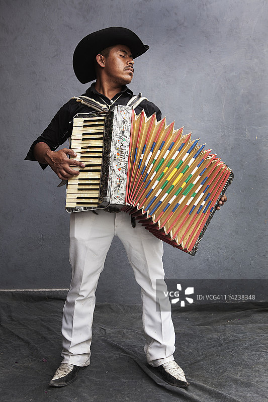 演奏手风琴的墨西哥男人图片素材