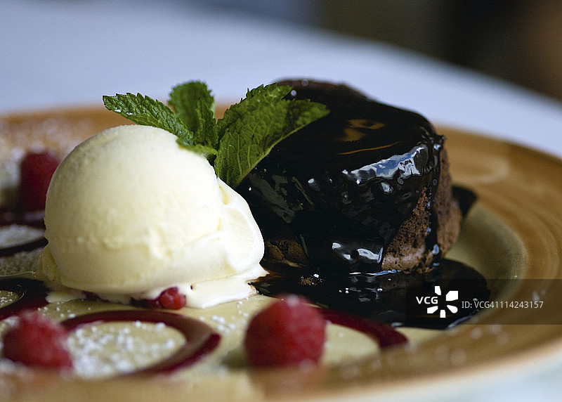巧克力软糖蛋糕和香草冰淇淋图片素材