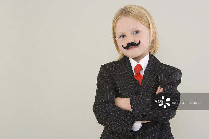 年轻女孩和假胡子图片素材