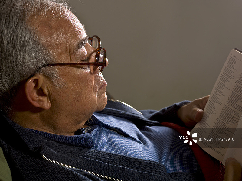 西班牙裔老年男子阅读圣经图片素材