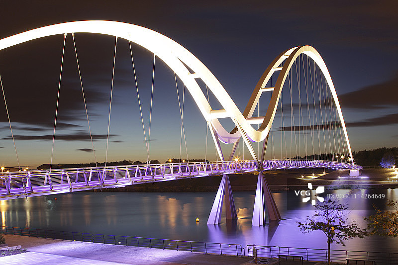 夜间高架人行天桥图片素材