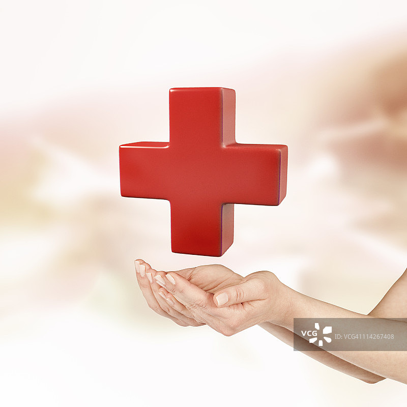 手在红十字标志下图片素材