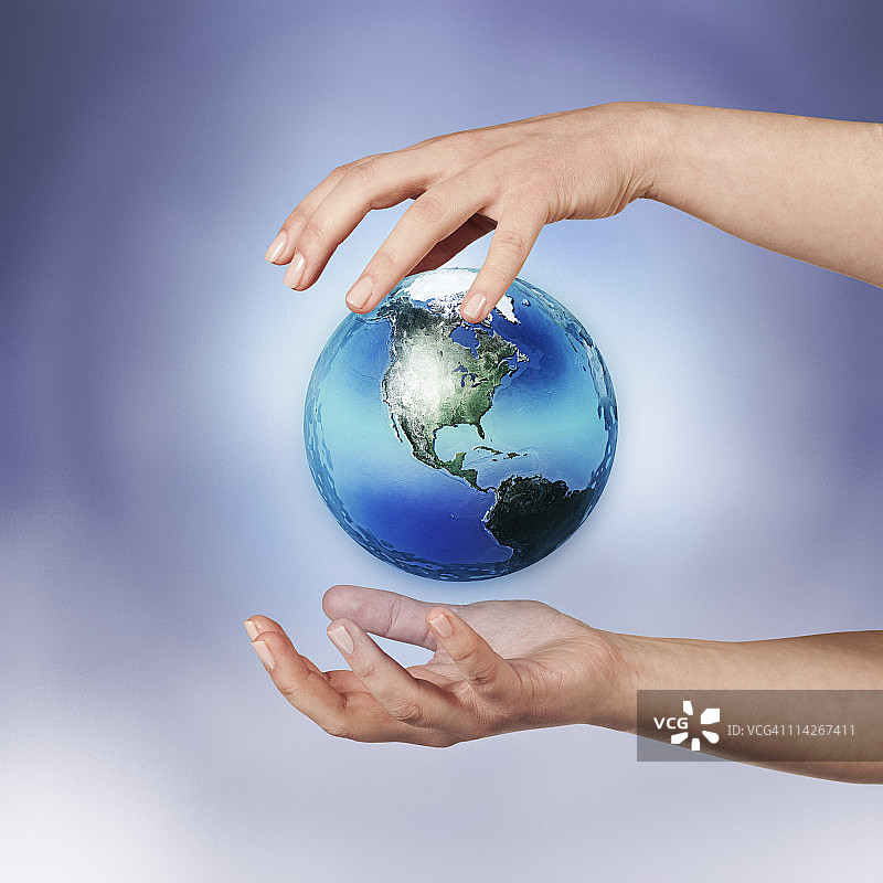 手持蓝色小地球图片素材