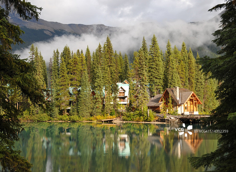 加拿大不列颠哥伦比亚省幽鹤国家公园翡翠湖畔的小屋图片素材