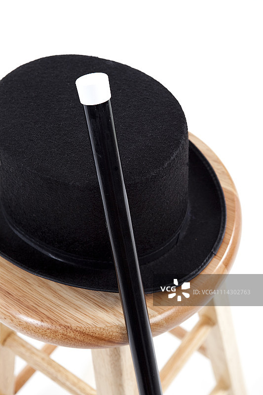 木凳上的高顶礼帽和手杖图片素材