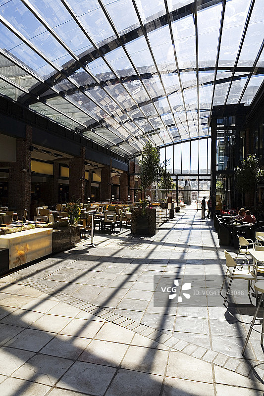 拱形玻璃屋顶购物中心餐厅图片素材