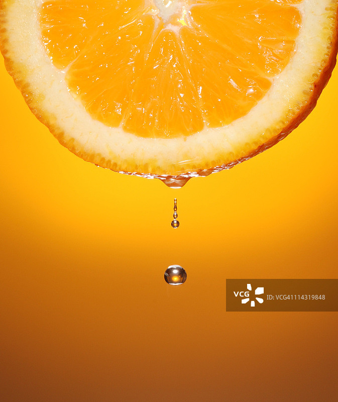 橙汁从橙子切片上滴落图片素材