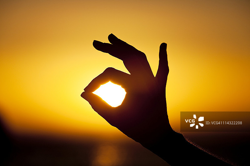 太阳下的OK手势图片素材