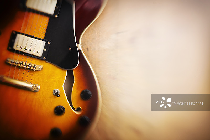 木质背景上的梦幻爵士蓝调吉他图片素材