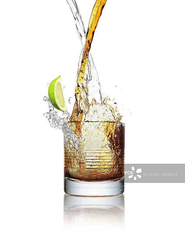 玻璃杯中飞溅的鸡尾酒图片素材