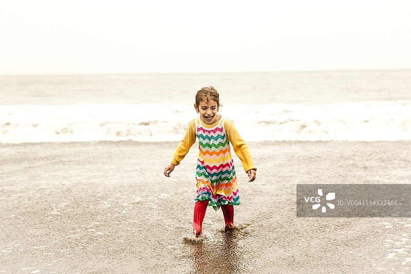 海滩上全身湿透的女孩图片素材