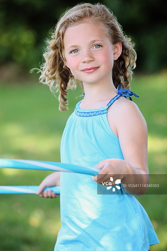 玩呼啦圈的女孩图片素材