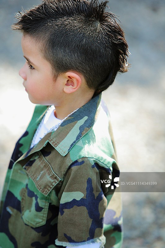 留着莫霍克发型、身穿迷彩服的男孩图片素材