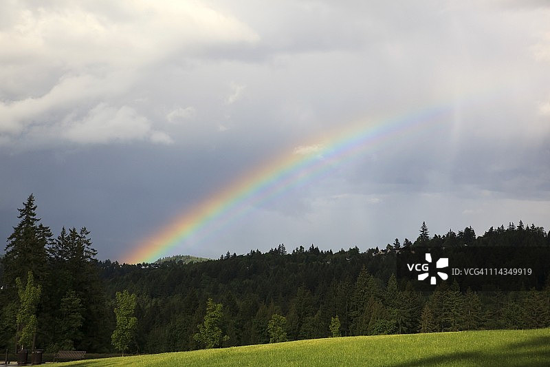 快乐谷上空的彩虹图片素材