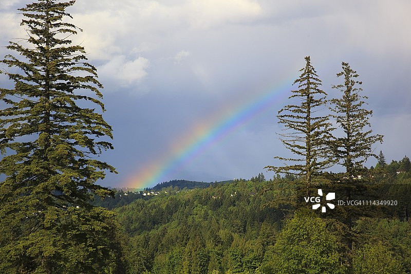 快乐谷上空的彩虹图片素材
