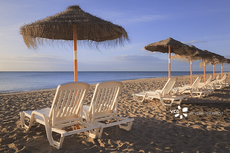 太阳伞和沙滩椅：科斯塔 del Sol 海滩图片素材