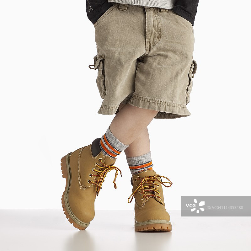 穿着工作靴的男孩图片素材