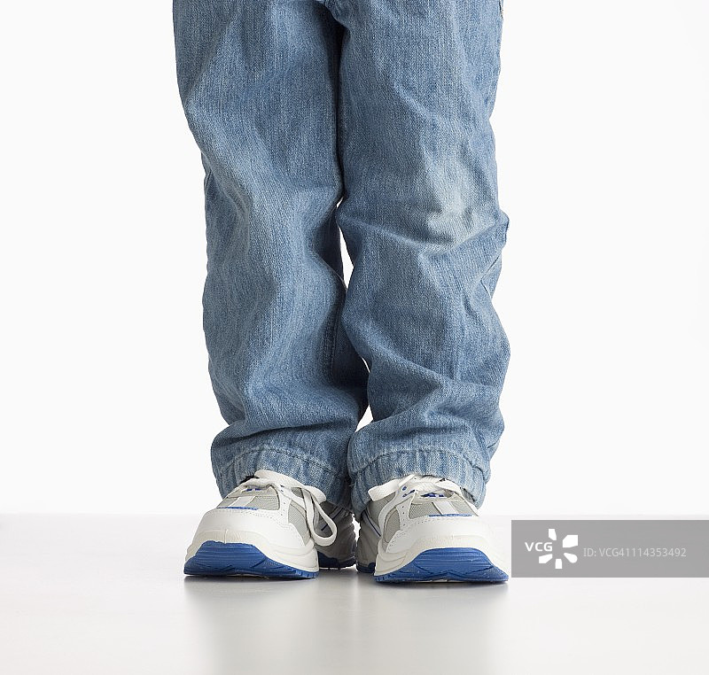 跑步鞋与牛仔裤图片素材