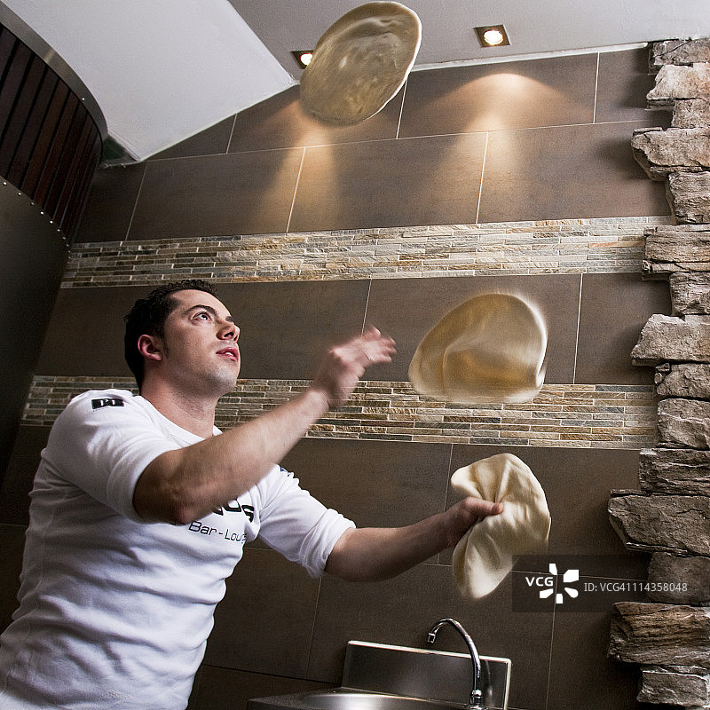 披萨烘焙师玩面团图片素材