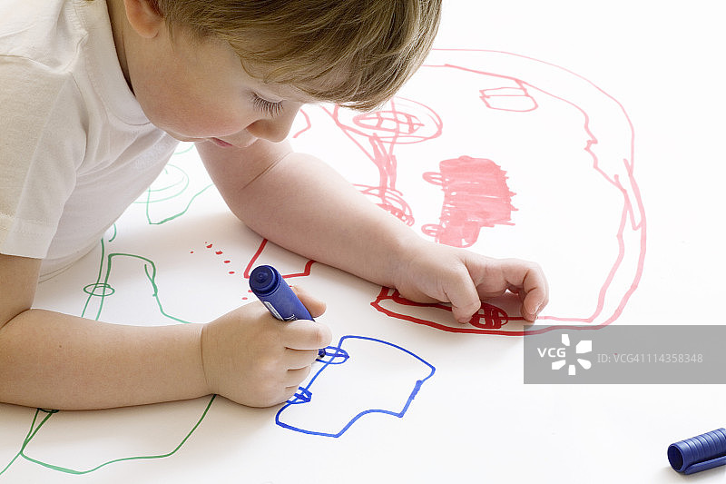 用毡头笔画汽车的年轻男孩图片素材