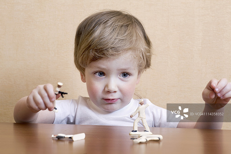 玩玩具士兵的小男孩肖像图片素材