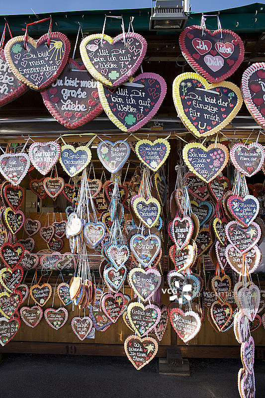 慕尼黑啤酒节上的心形姜饼图片素材