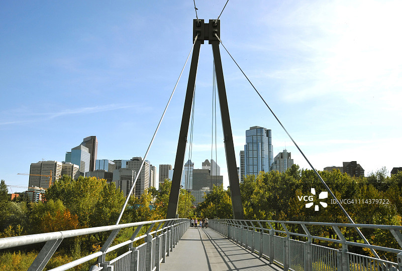 卡尔加里弓河上的王子岛人行桥图片素材
