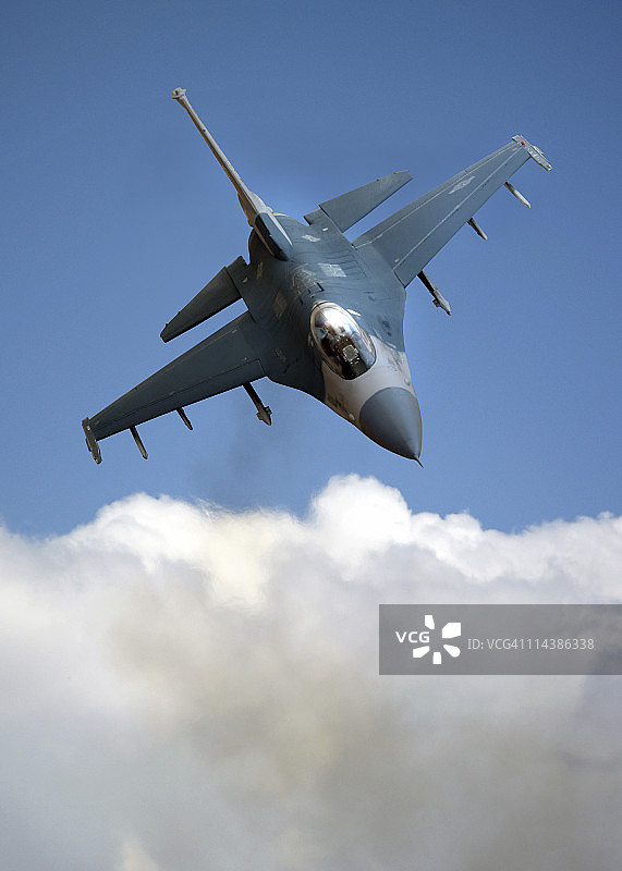 F-16战隼战斗机云层飞行图片素材