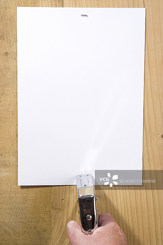 带订书机的海报图片素材