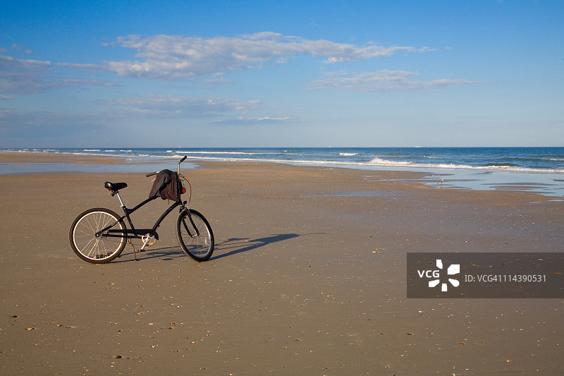 停放在海滩上的自行车图片素材