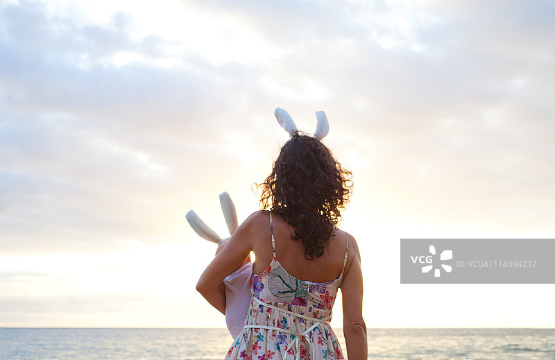 日落时分的沙滩，母亲和宝宝图片素材