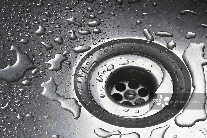 不锈钢水槽排水孔周围的水滴图片素材