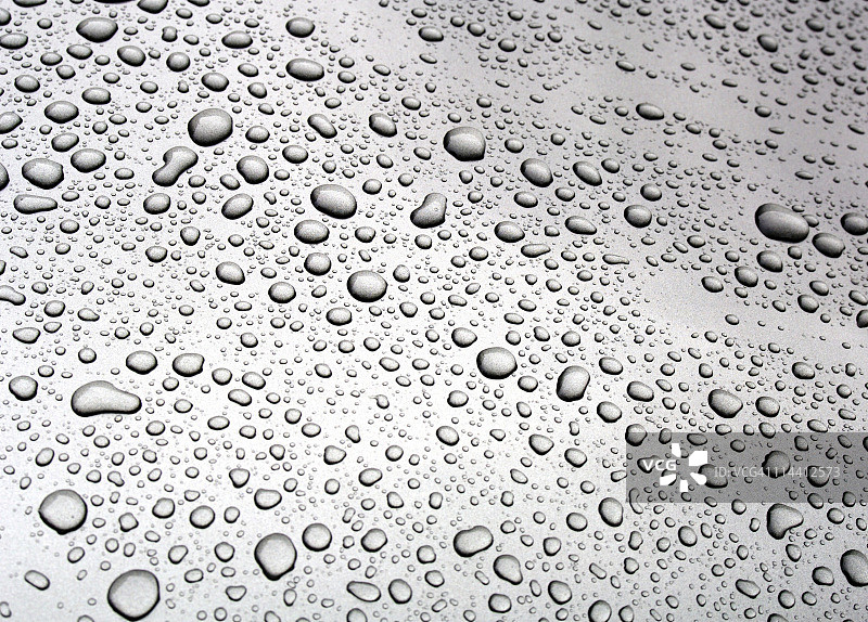 金属漆面上的雨滴图片素材