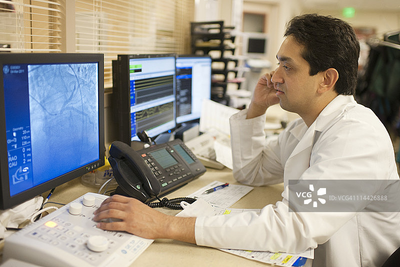 医生检查血管造影图片素材