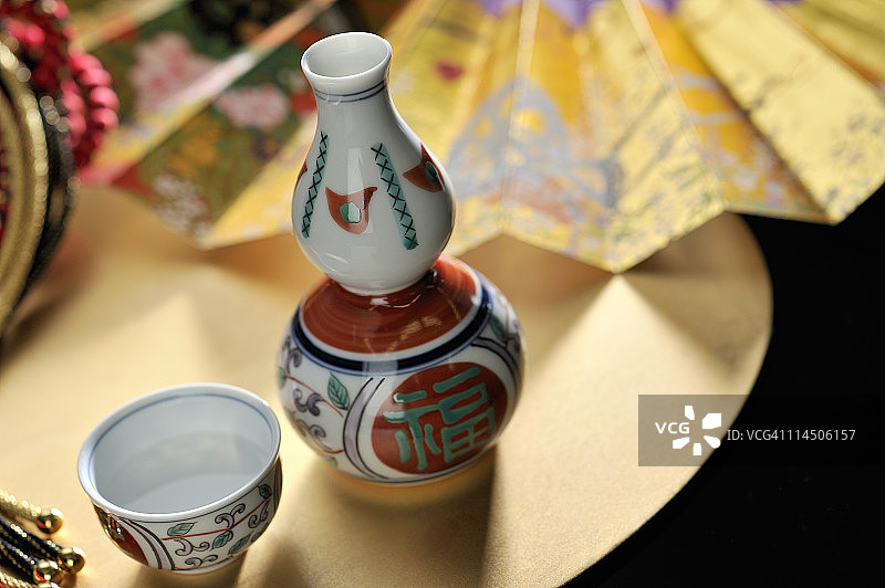 日式清酒瓶和清酒杯图片素材
