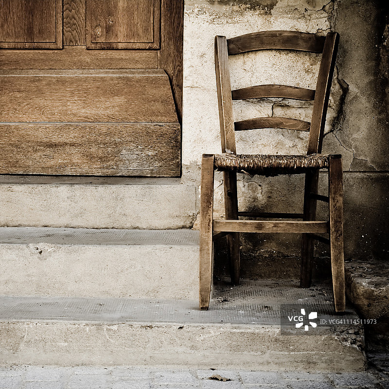 房子前的旧单人椅图片素材