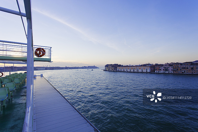 汽车渡轮，位于意大利威尼斯朱代卡运河图片素材