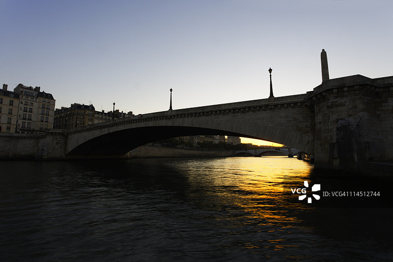 塞纳河上的圣母桥图片素材