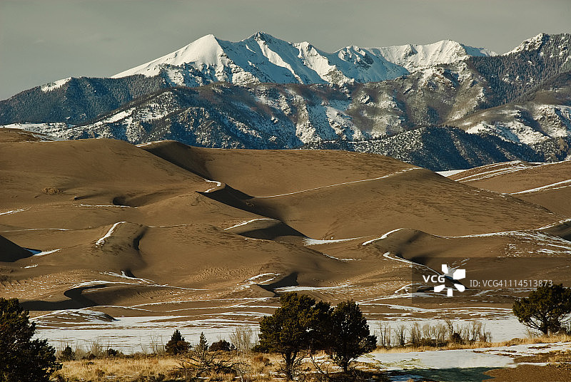 大沙丘与赫拉德山图片素材